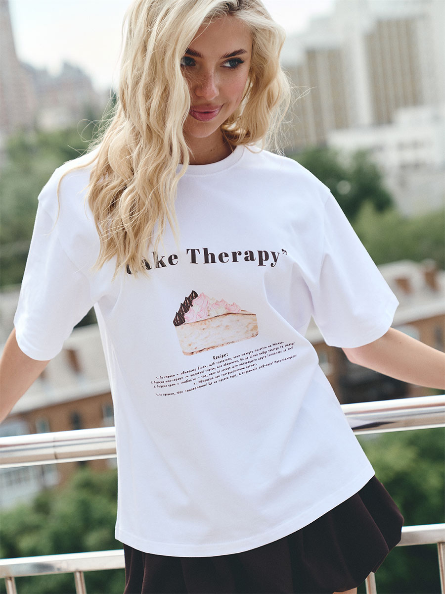 Футболка белого цвета с коричневым принтом Cake Therapy 1