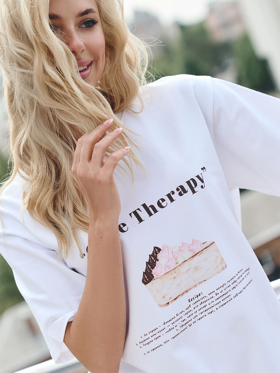 Футболка белого цвета с коричневым принтом Cake Therapy 5 Футболка белого цвета с коричневым принтом Cake Therapy 5