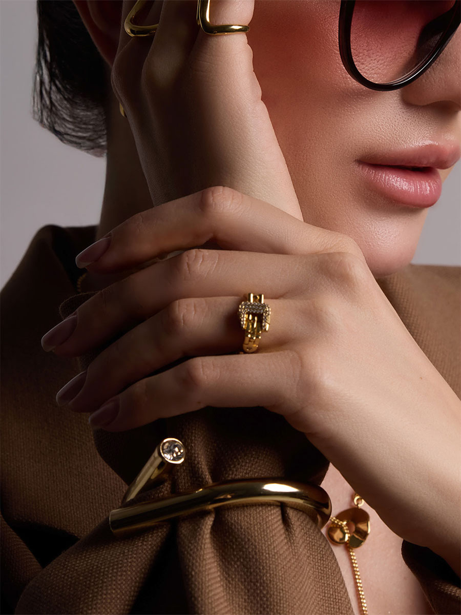 Каблучка золотого кольору з декорована пряжкою 1