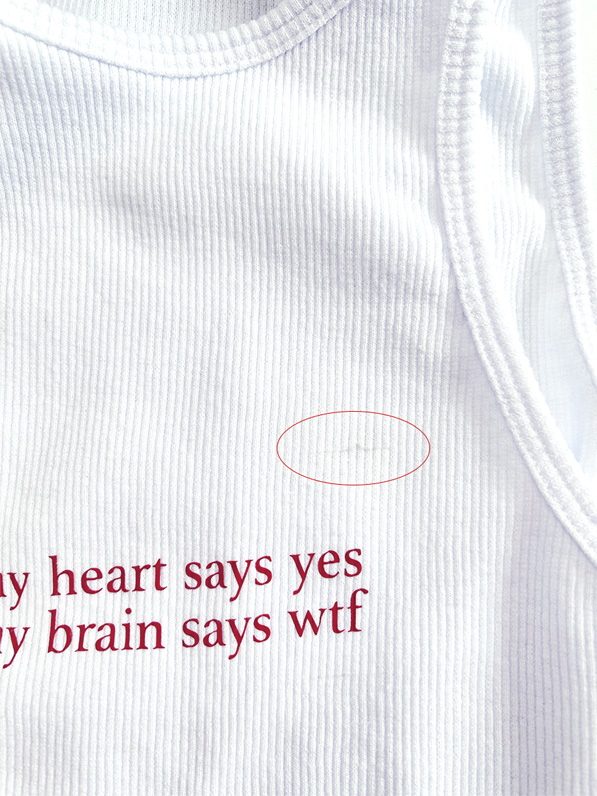 Майка белого цвета с принтом MY HEART SAYS YES 1