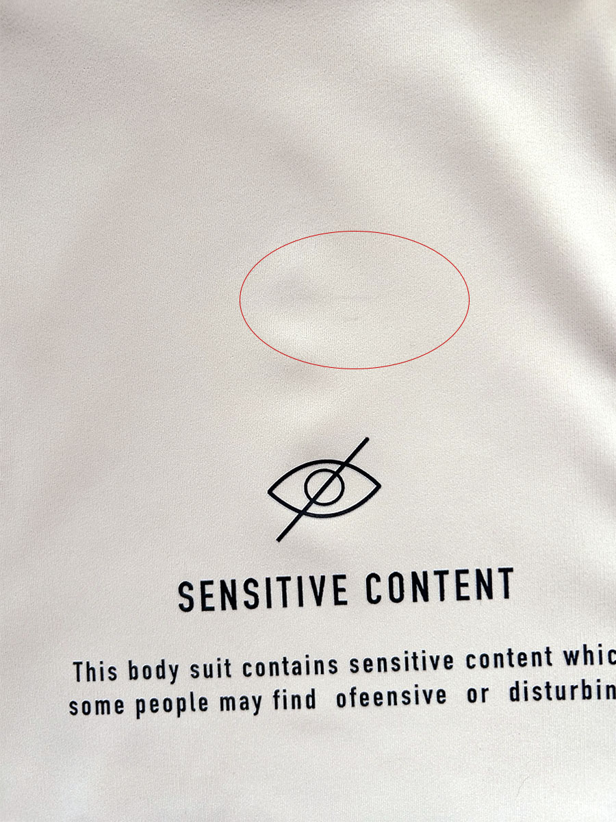 Боді бежевого кольору принт SENSITIVE CONTENT 1