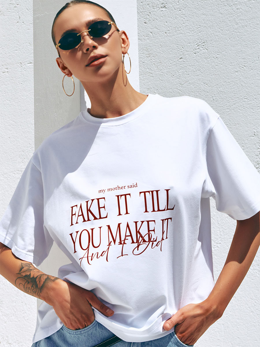 Футболка оверсайз білого кольору з принтом FAKE IT TILL 1