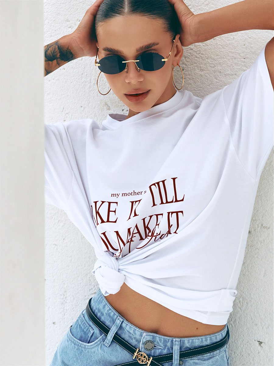 Футболка оверсайз білого кольору з принтом FAKE IT TILL 1
