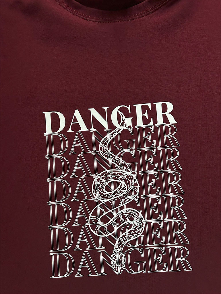 Футболка оверсайз бордового кольору принт DANGER 1