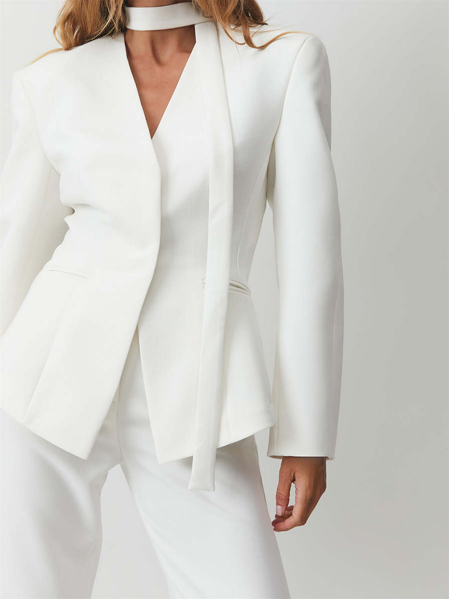 Жакет без коміра білого кольору з паском 1