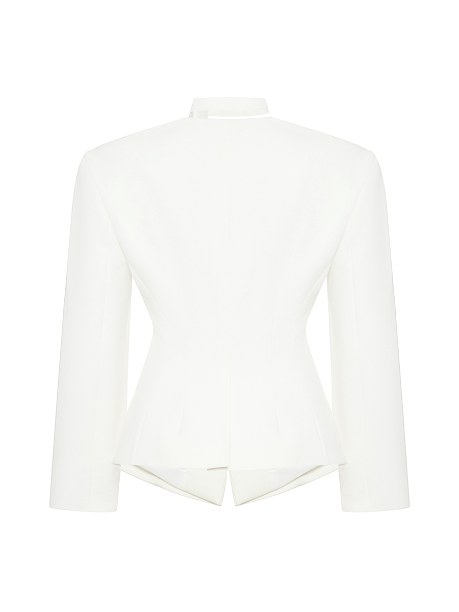 Жакет без коміра білого кольору з паском 1