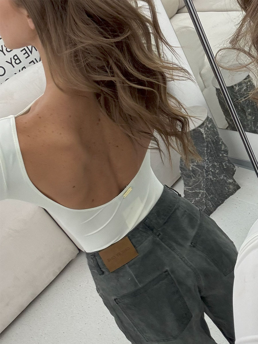 Боді молочного кольору з глибоким вирізом на спині 1