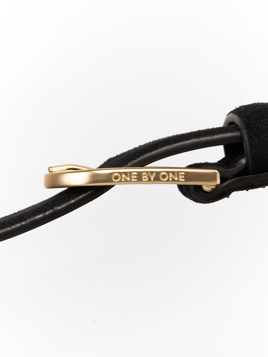 Ремінь замшевий чорного кольору з жовтою овальною пряжкою 4