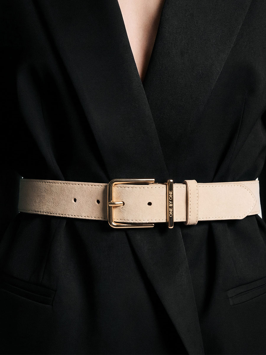 Ремінь замшевий молочного кольору з жовтою квадратною пряжкою