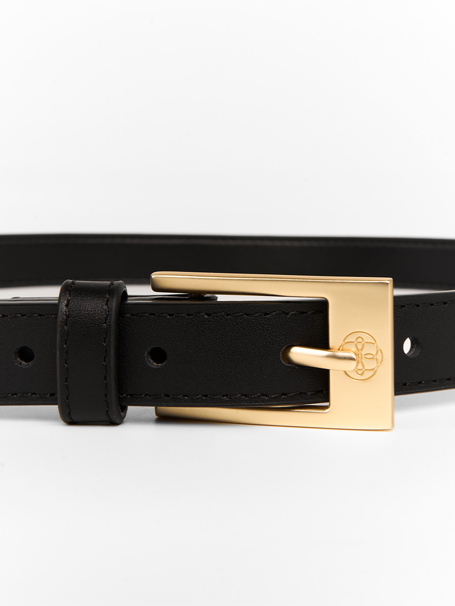 Ремінь шкіряний чорного кольору вузький з золотою прямокутною пряжкою