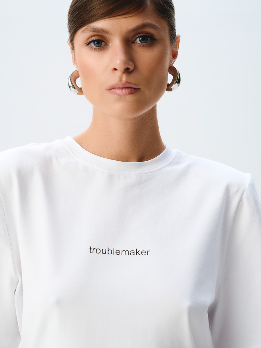 Футболка білого кольору з принтом TROUBLEMAKER 1