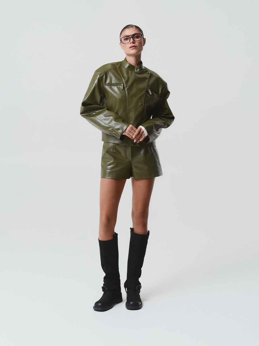 Бомбер зеленого кольору з коміром стійка 1