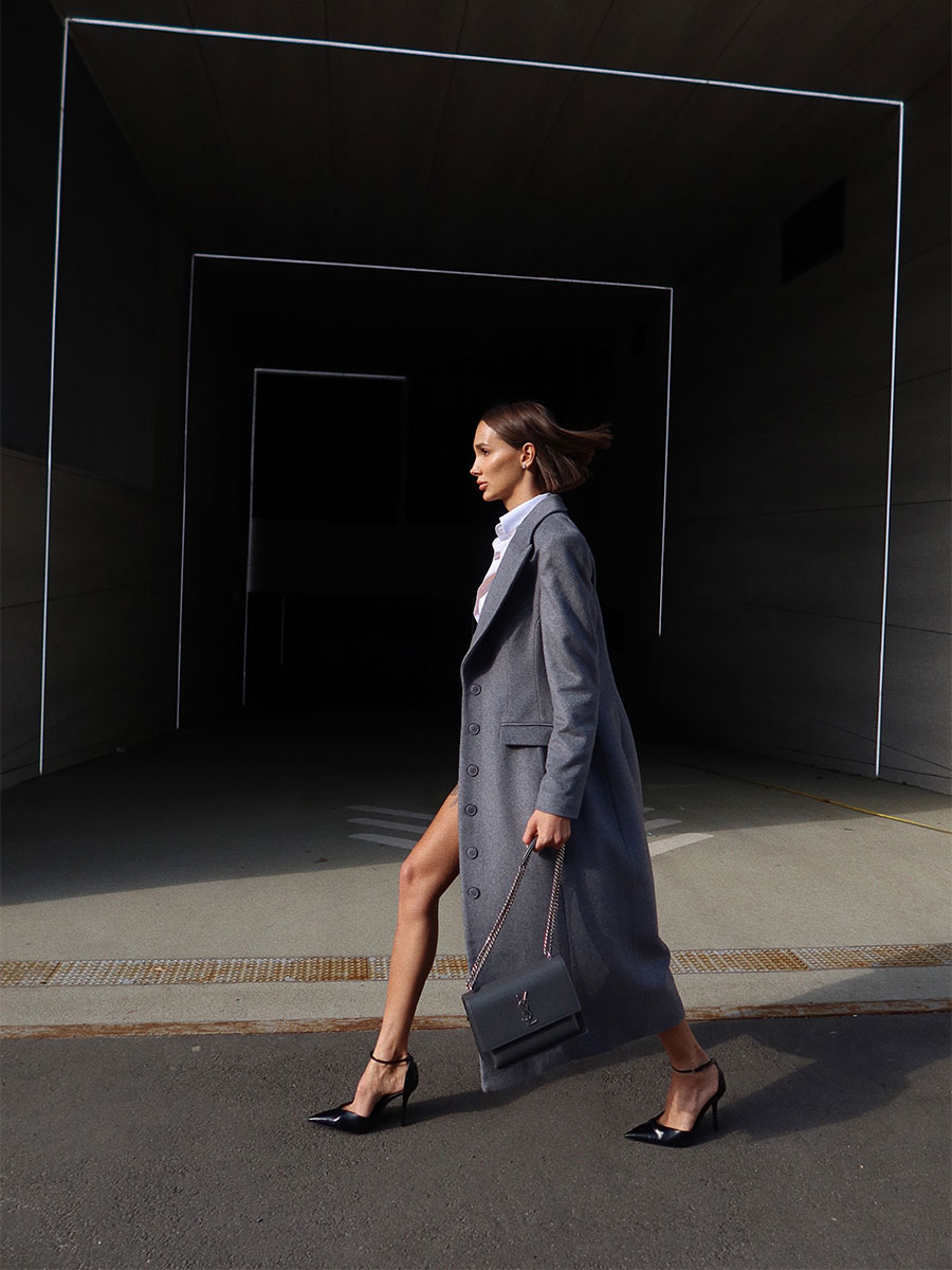 Пальто максі приталеного крою сірого кольору 1