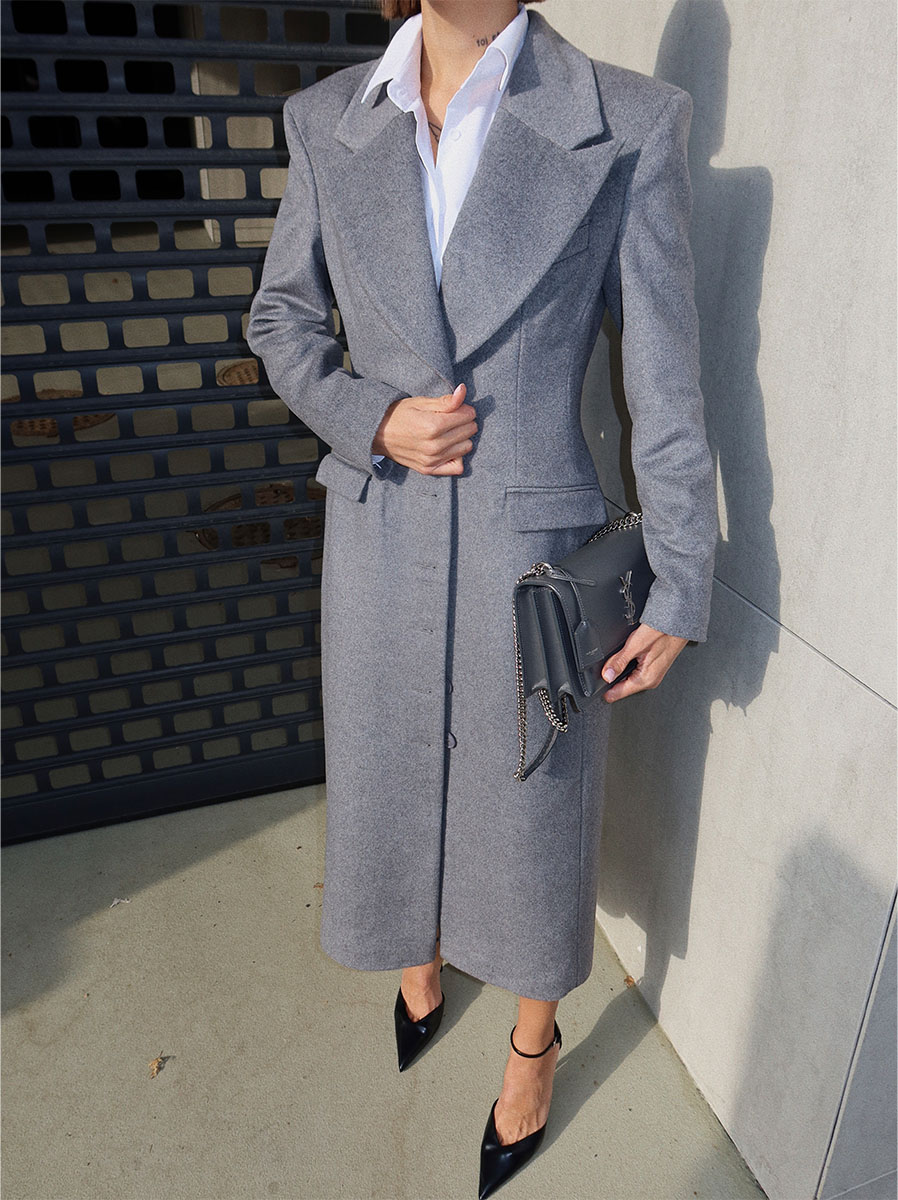 Пальто максі приталеного крою сірого кольору 1