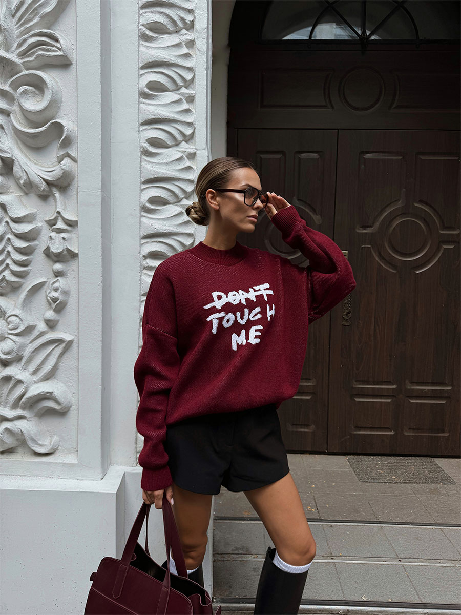Светр оверсайз бордового кольору з написом TOUCH ME