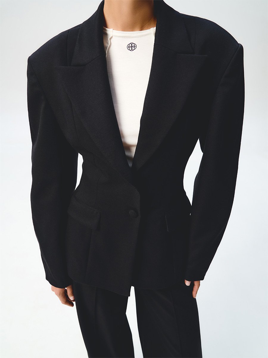 Жакет приталений чорного кольору з виразним коміром 1