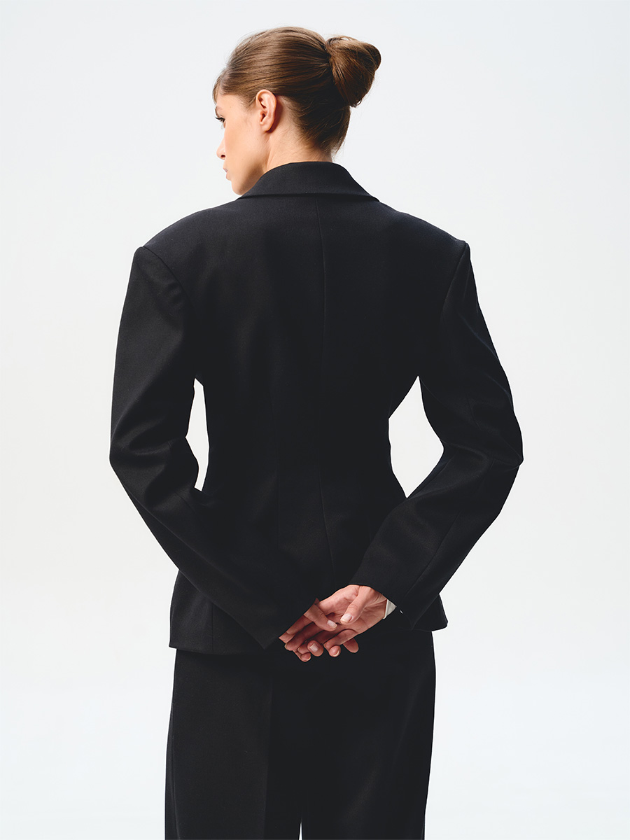 Жакет приталений чорного кольору з виразним коміром 1