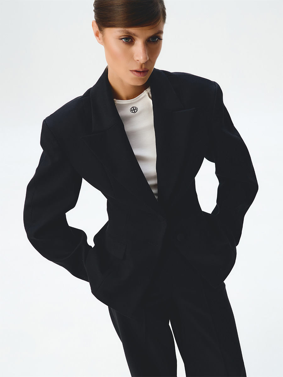 Жакет приталений чорного кольору з виразним коміром 5
