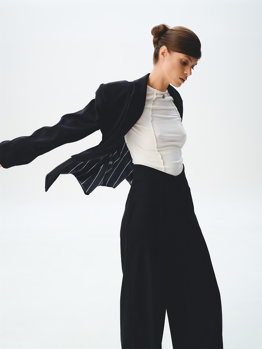 Жакет приталений чорного кольору з виразним коміром 6