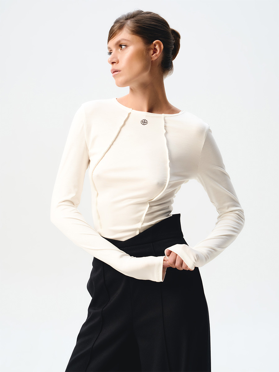 Лонгслів білого кольору з рельєфами та бренд-елементом 1