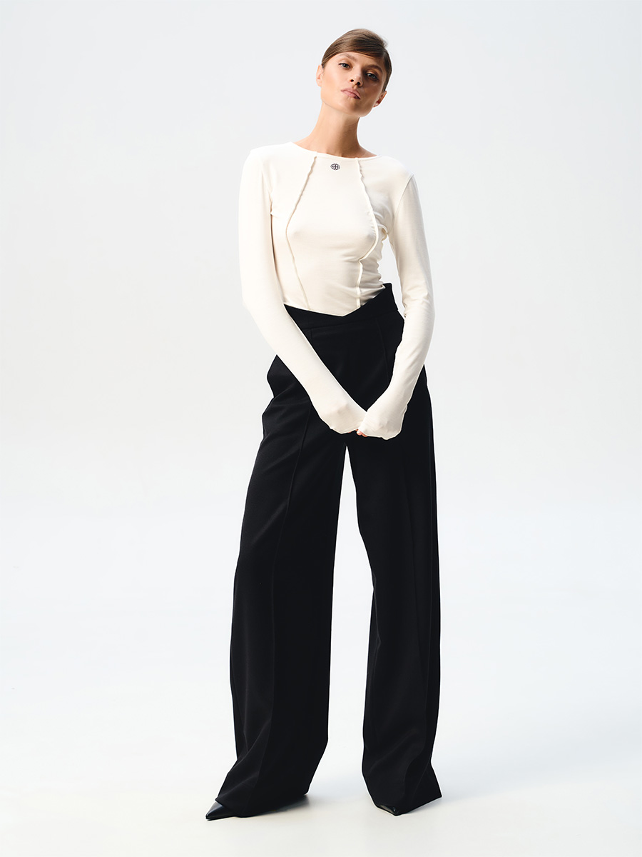 Лонгслів білого кольору з рельєфами та бренд-елементом 1