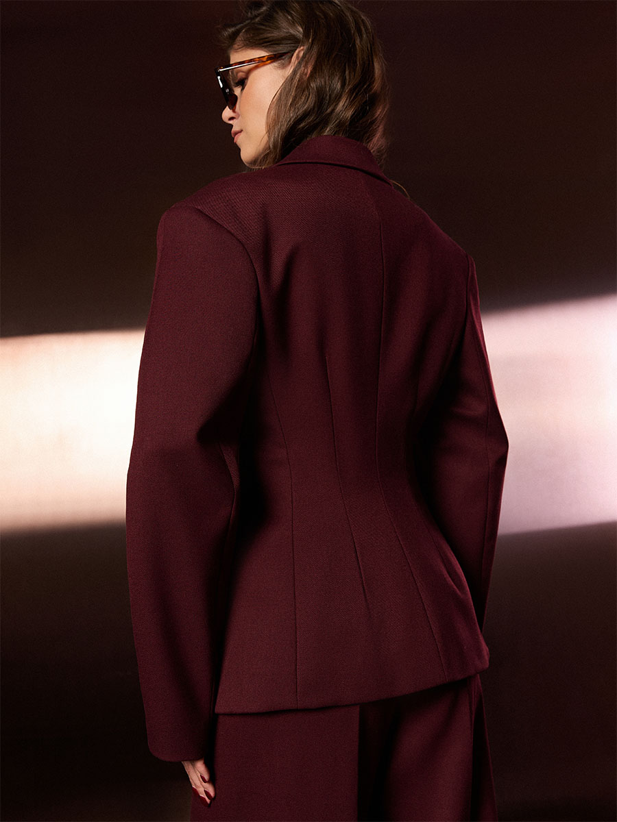 Жакет приталений бордового кольору з виразним коміром 8