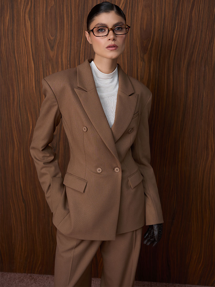 Жакет двобортний темно-бежевого кольору з акцентними плечима 1