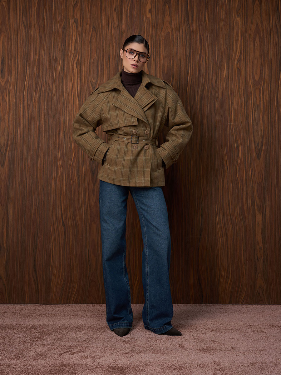 Пальто міні утеплене коричневого кольору картате з паском 1