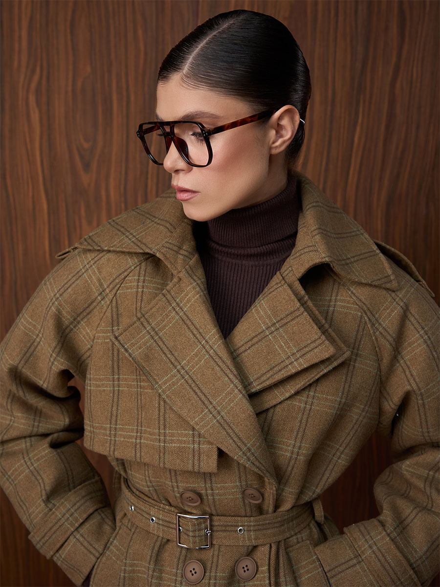 Пальто міні утеплене коричневого кольору картате з паском 1