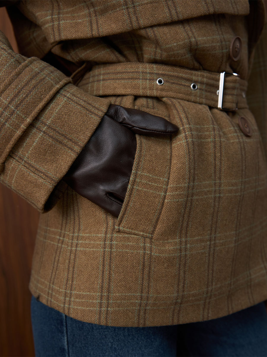 Пальто міні утеплене коричневого кольору картате з паском 9