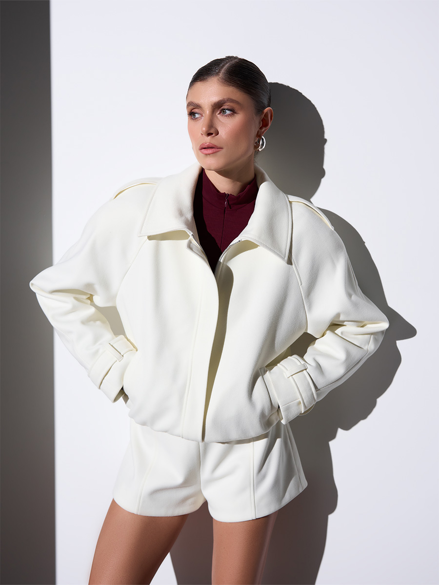 Бомбер білого кольору з відкладним коміром 1