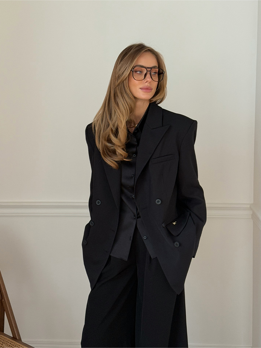 Жакет двобортний чорнрого кольору з біркою на кишені 6