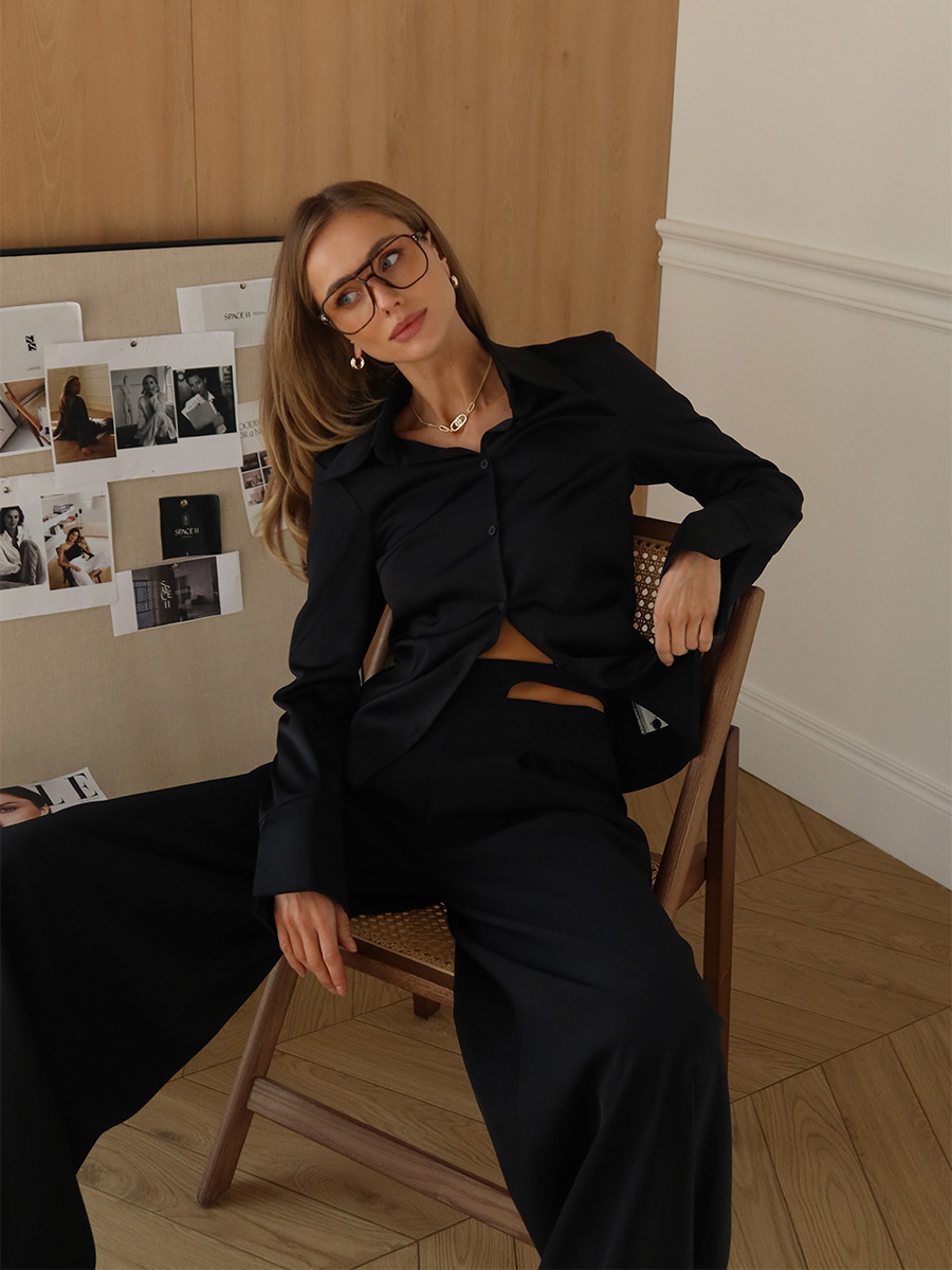 Сорочка чорного кольору з розрізами на манжетах 1