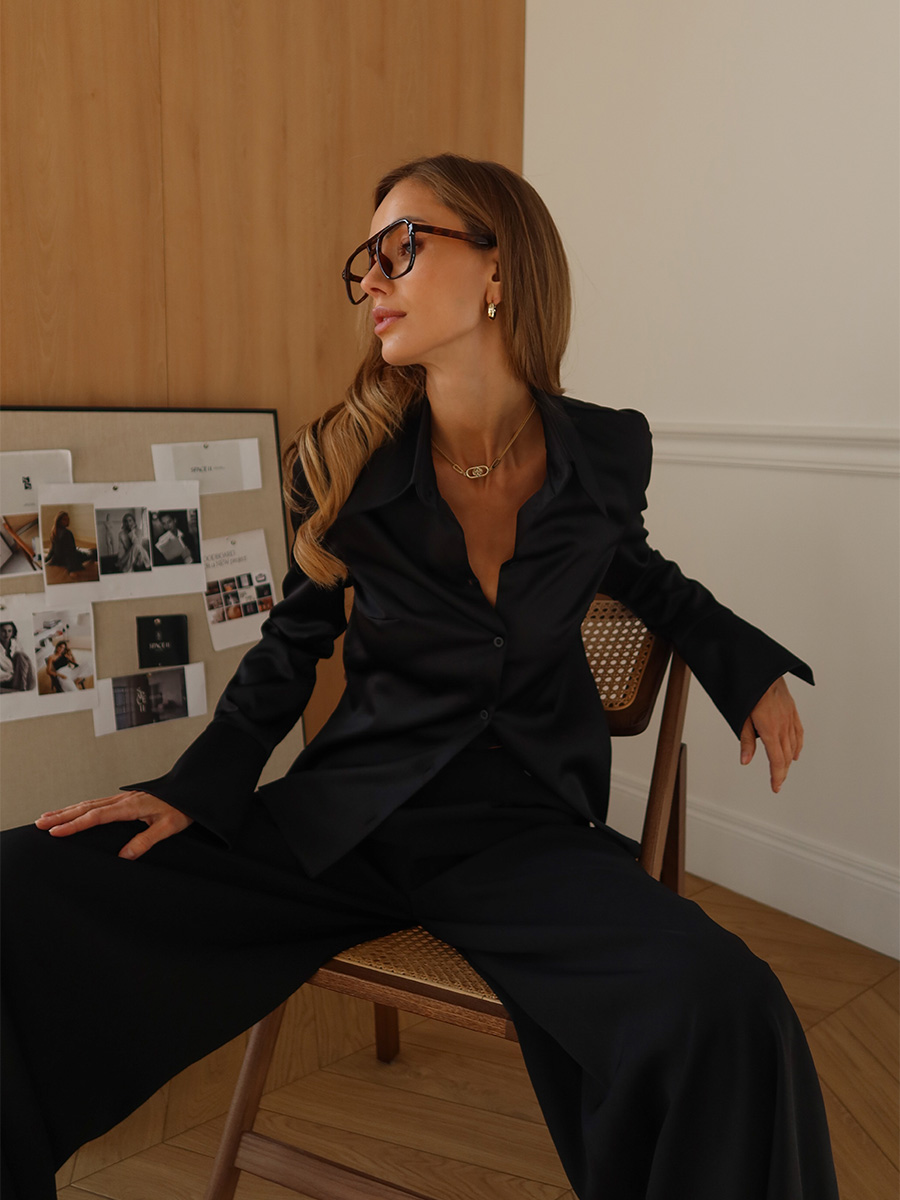 Сорочка чорного кольору з розрізами на манжетах 1