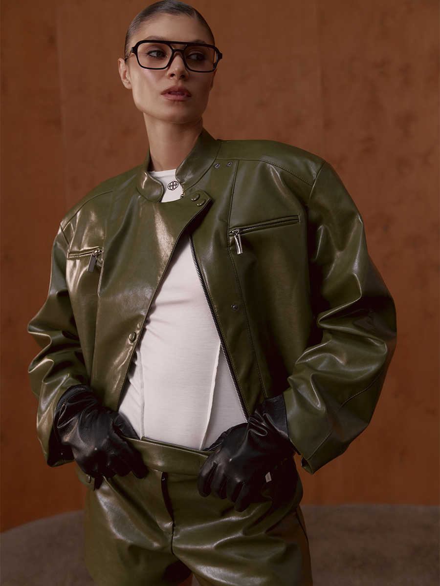 Костюм зеленого кольору з бомбером з коміром стійка і шортами 1