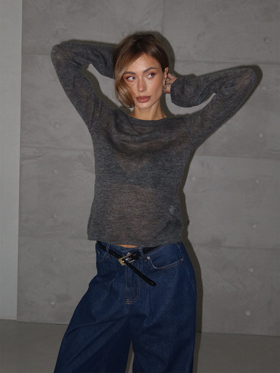 Лонгслів сірого кольору з коміром стійка і плечиками 1