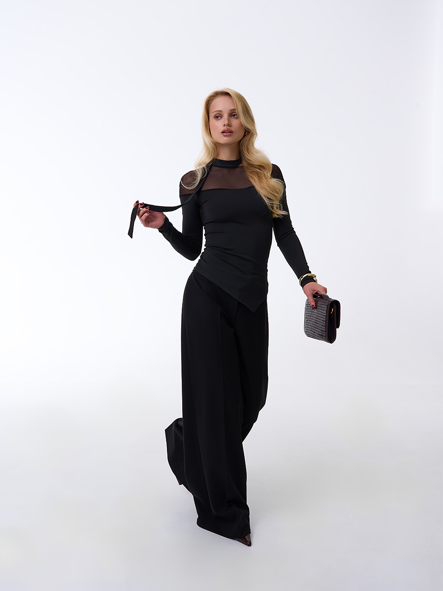 Лонгслів чорного кольору зі стрічкою на шиї 1