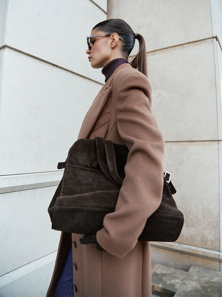 Пальто максі приталеного крою темно-бежевого кольору 1