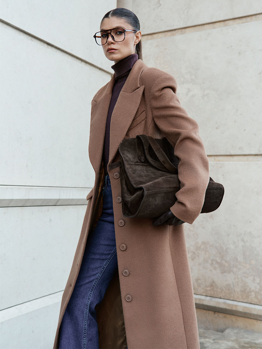 Пальто максі приталеного крою темно-бежевого кольору 5