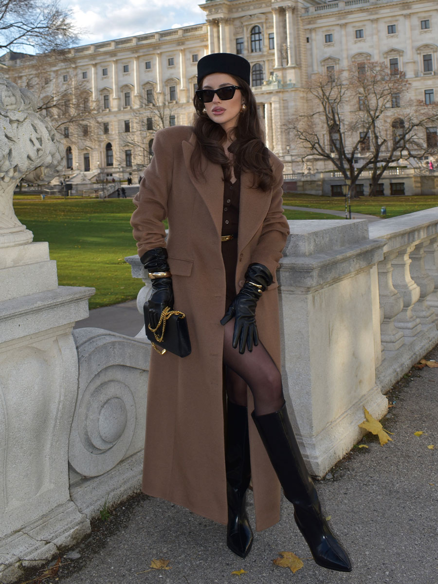 Пальто максі приталеного крою темно-бежевого кольору 1