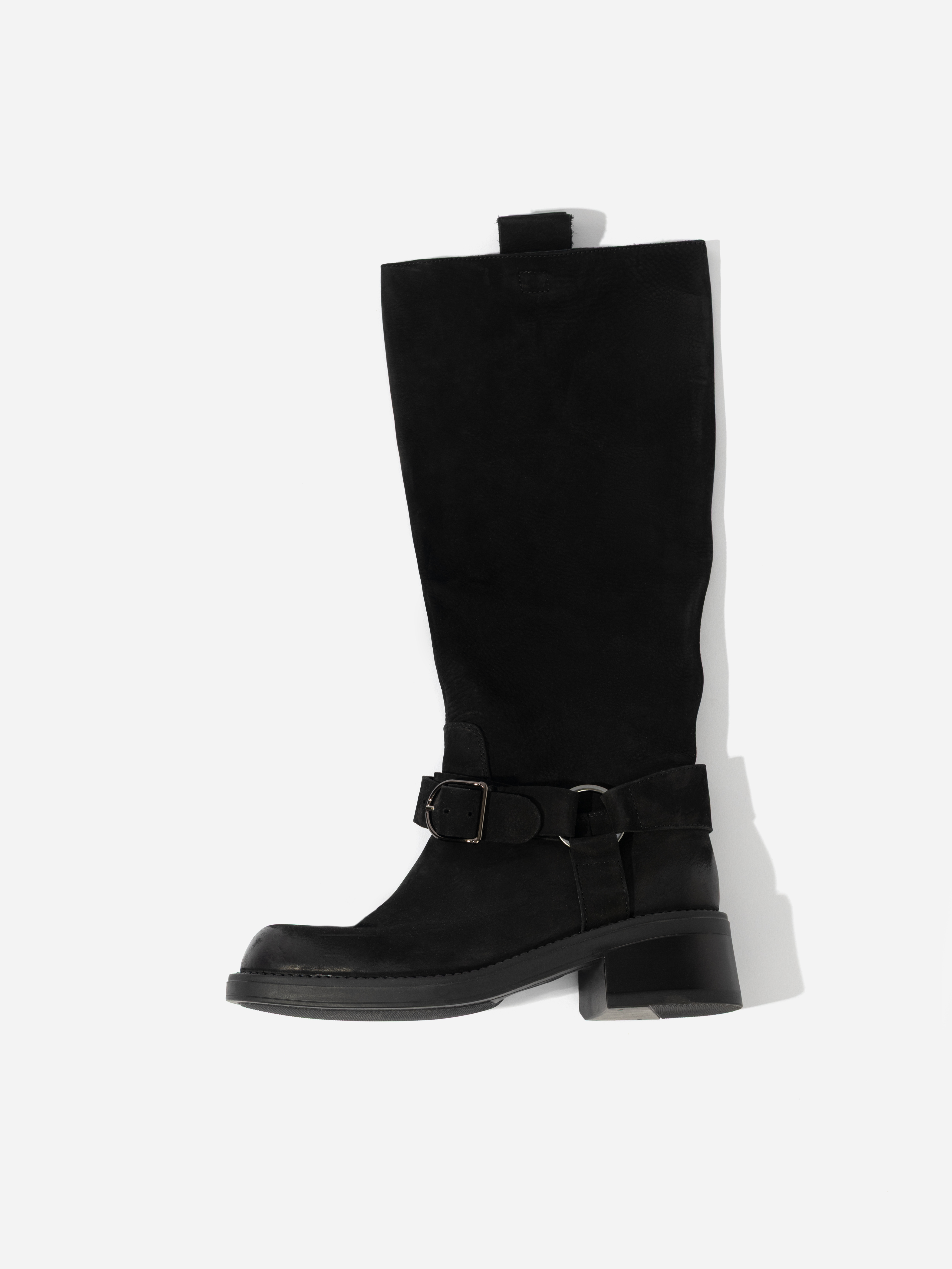 Чоботи чорного кольору з квадратним носком і декоративними пряжками 1