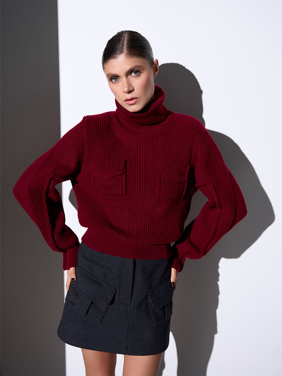 Светр бордового кольору з карманами на грудях 1