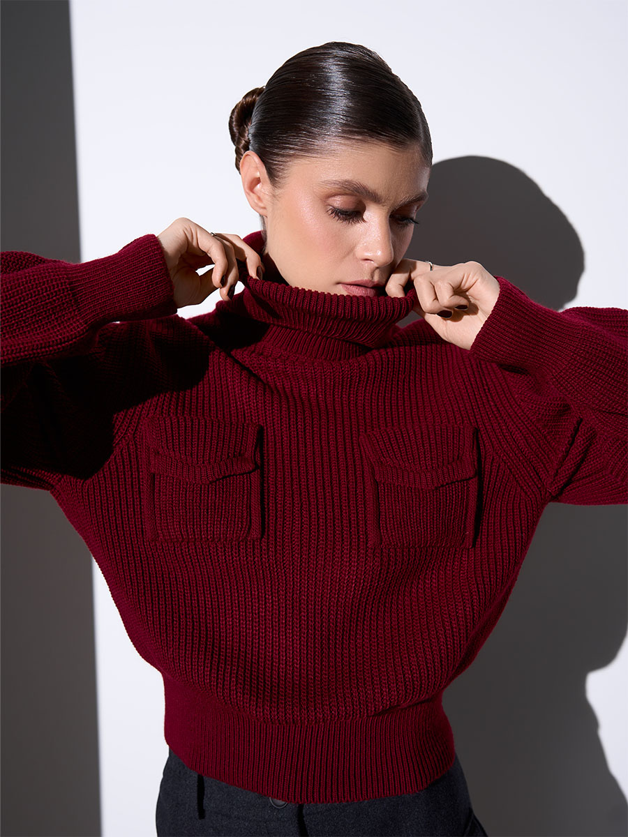 Светр бордового кольору з карманами на грудях 1