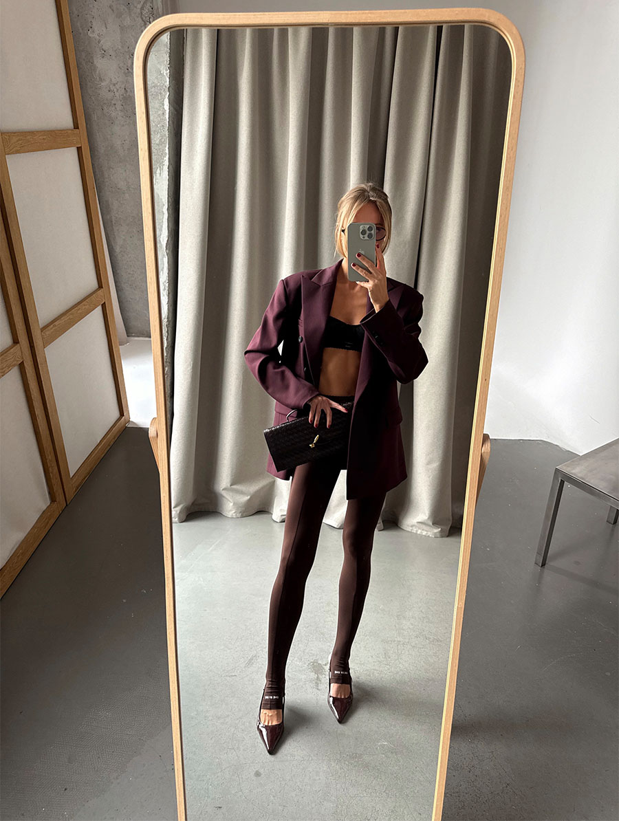 Легінси коричневого кольору з нашивкою 2