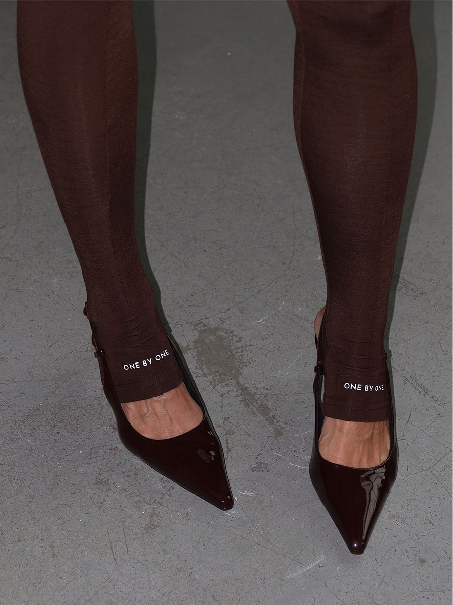 Легінси коричневого кольору з нашивкою 3