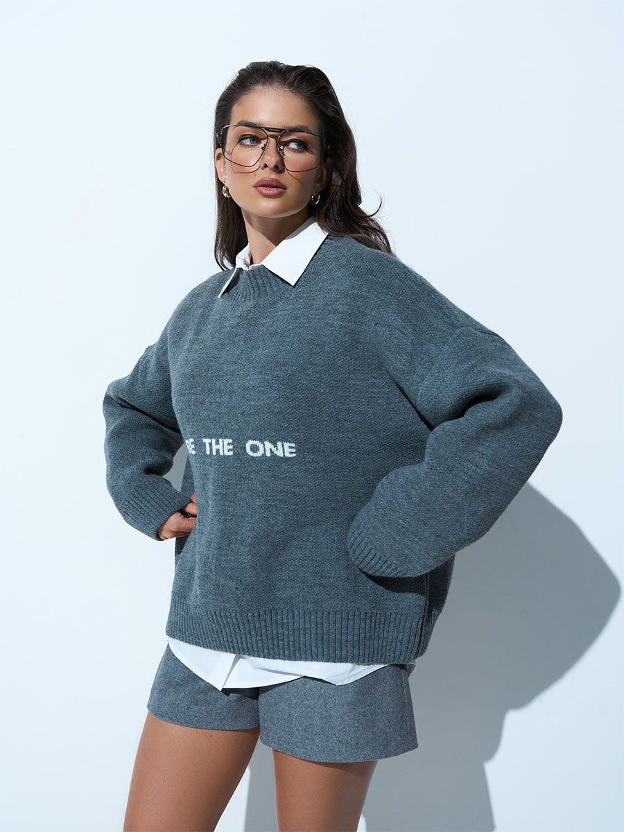 Светр оверсайз сірого кольору з написом BE THE ONE 1
