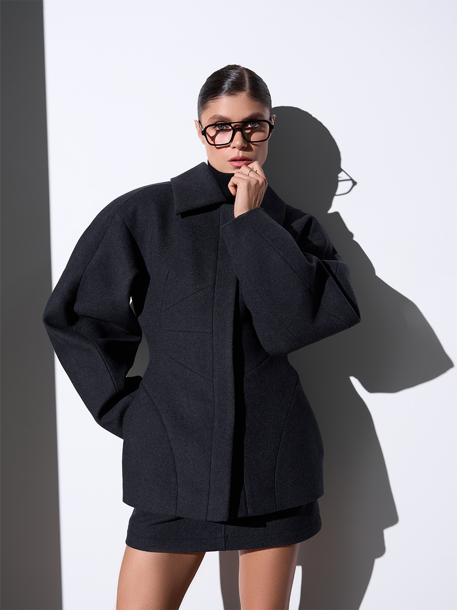 Пальто утеплене темно-сірого кольору приталене з об'ємним рукавом 1