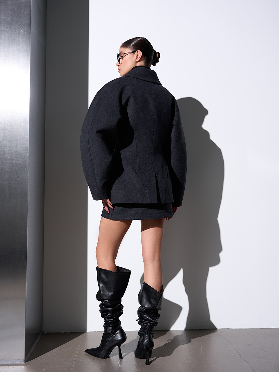 Пальто утеплене темно-сірого кольору приталене з об'ємним рукавом 4