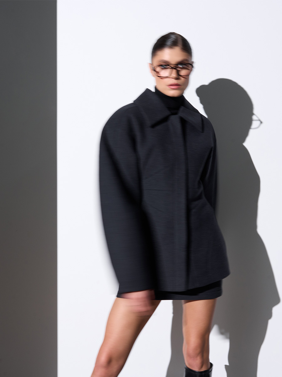 Пальто утеплене темно-сірого кольору приталене з об'ємним рукавом 3