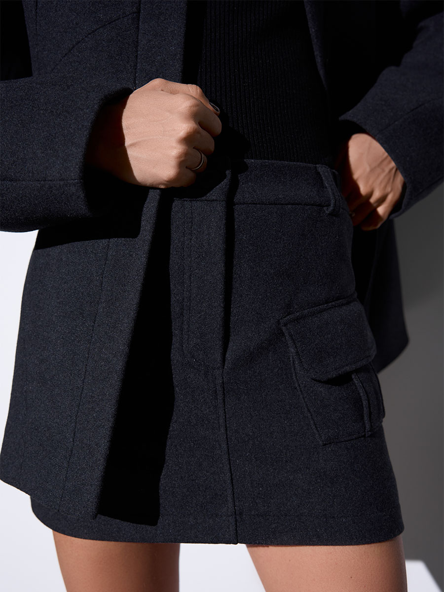 Пальто утеплене темно-сірого кольору приталене з об'ємним рукавом 2